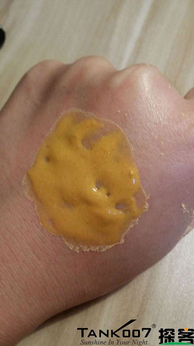 客戶買了紫光手電驗熒光劑，先拿面膜大姨媽巾開刀 
