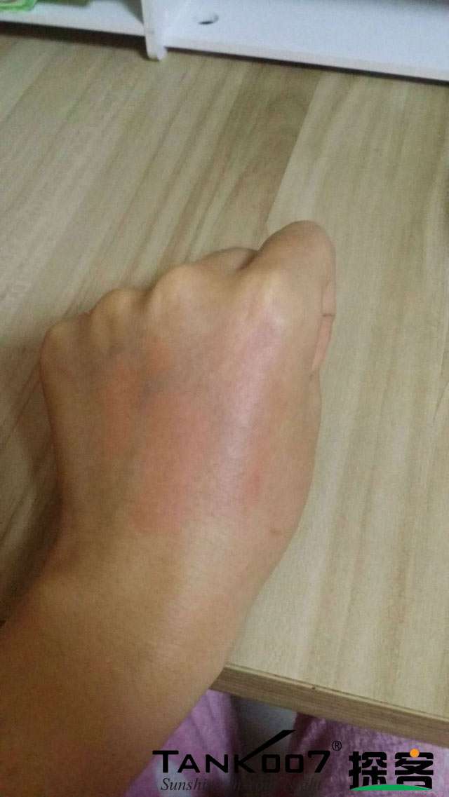 客戶買了紫光手電驗熒光劑，先拿面膜大姨媽巾開刀 
