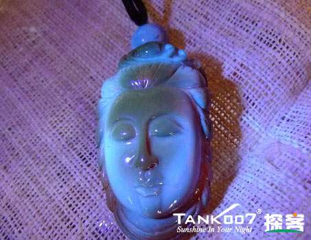 網(wǎng)上用紫光手電鑒定琥珀的帖子這么多，哪個是真假？