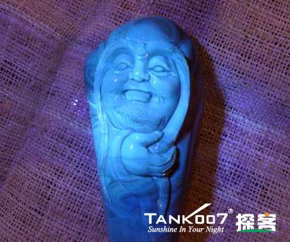 網(wǎng)上用紫光手電鑒定琥珀的帖子這么多，哪個是真假？