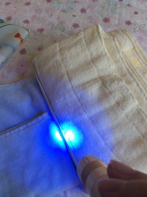  寶媽買了紫光手電，衣服上好多熒光劑，看的心慌害怕