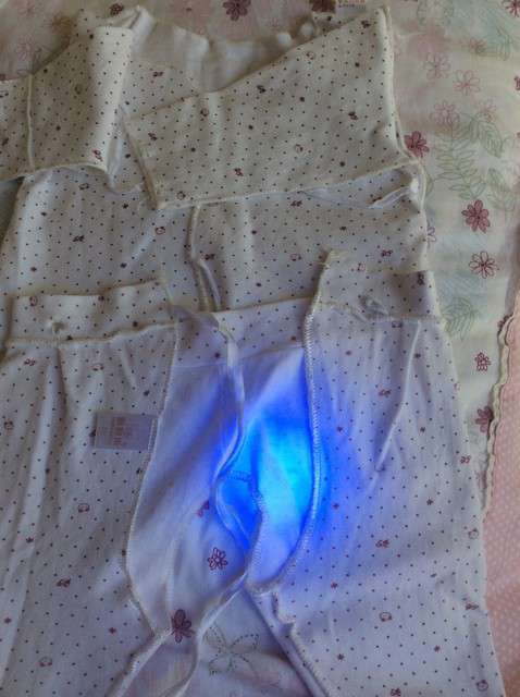  寶媽買了紫光手電，衣服上好多熒光劑，看的心慌害怕