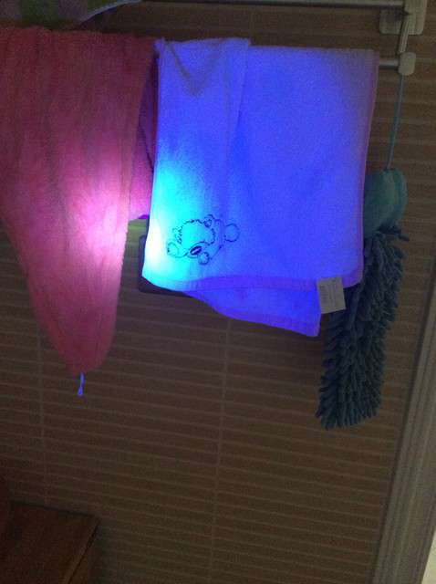  寶媽買了紫光手電，衣服上好多熒光劑，看的心慌害怕
